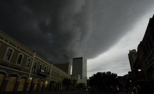 De forts vents et des pluies accompagnant l'ouragan Gustav ont commencé aux premières heures de lundi à frapper la côte américaine du Golfe du Mexique, région évacuée par deux millions de personnes traumatisées par le passage de l'ouragan Katrina en 2005.