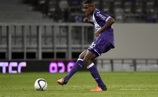 Le jeune défenseur du TFC Issa Diop dispute son premier match de Ligue 1 contre Nice, le 28 novembre 2015 au Stadium de Toulouse.