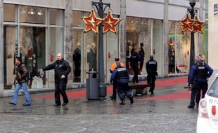 Quatre personnes, dont le tireur, ont été tuées et 75 ont été blessées mardi, à Liège, lorsqu'un homme de 33 ans a lancé des engins explosifs et tiré dans la foule sur la principale place de cette ville belge, a annoncé le procureur du Roi, Danielle Reynders.