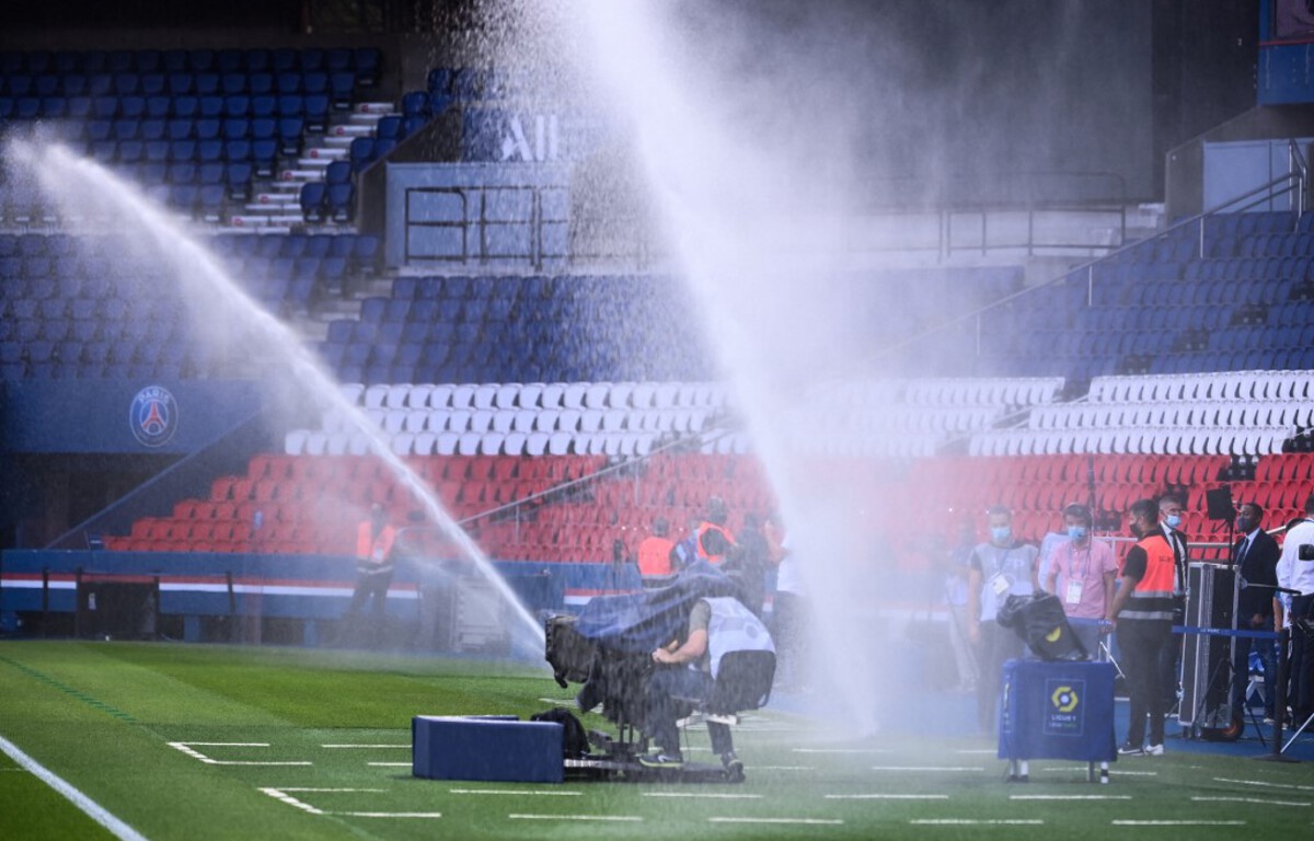 Comment les clubs de foot font face à la sécheresse qui frappe la France ?