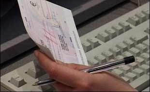 La Fédération bancaire française (FBF) lance une campagne d'information pour faire connaître aux personnes privées de chéquiers les moyens de paiement alternatifs que les banques sont tenues de leur proposer depuis le 1er octobre, annonce-t-elle lundi dans un communiqué.