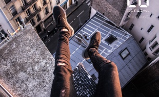 Illustration de jambes dans le vide, en ville