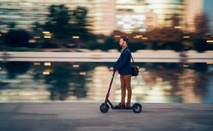 Entre piéton et engin motorisé, les trottinettes électriques n'ont pas encore de réglementation propre.