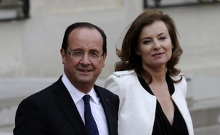 La journaliste Valérie Trierweiler va continuer à écrire des articles culturels à Paris Match, une collaboration qui aura "des hauts et des bas" du fait de sa position de Première dame de France, a estimé Olivier Royan, directeur de la rédaction de l'hebdomadaire.