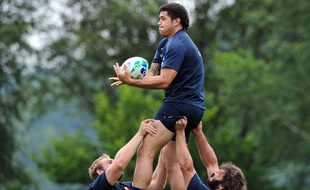 Raphaël Lakafia à l'entraînement avec le XV de France, le 26 juillet 2011, à Saint-Laurent -de-Cerdans.