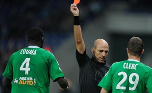 Le Stéphanois Kurt Zouma, expulsé pour un tacle très dangereux sur le Sochalien Thomas Guerbert, en Ligue 1, le 2 novembre 2013.