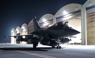 Un Rafale pris en photo sur la base dans le Golfe persique