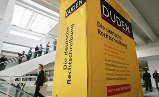 Un dictionnaire allemand lors d'un salon du livre.