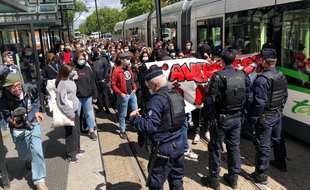 La police a tenté d'empêcher la déroulement de la manifestation lycéenne en centre-ville de Nantes, le 10 mai 2021.