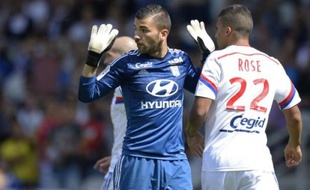 Les Lyonnais Anthony Lopez et Lindsay Rose, lors de la défaite face à Lens (0-1) à Gerland, le 24 août 2014.