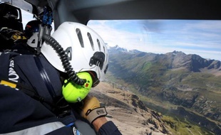 L'hélicoptère de la gendarmerie de haute montagne de Modane (Savoie) survole plusieurs fois la zone avant de repérer une randonneuse blessée à la cheville, dans le massif de la Vanoise: quelques minutes suffiront aux militaires pour hélitreuiller la quadragénaire et l'évacuer vers l'hôpital dans la vallée.