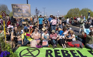Le pont Waterloo à Londres, bloqué par des militants d'Extinction Rebellion.