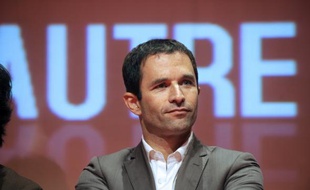 Le porte-parole du PS Benoît Hamon a estimé dimanche que l'annonce faite la veille par Nicolas Sarkozy sur l'affaire de l'attentat de Karachi revenait à "reconnaître" qu'un "certain nombre de documents n'avaient pas été déclassifiés".