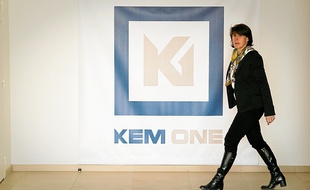 Une employée de la société Kem One, lundi, dans les locaux de l'entreprise.