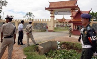 Quelque deux millions de personnes ont trouvé la mort sous le régime des Khmers rouges, qui a fait régner la terreur au Cambodge entre 1975 et 1979, vidant les villes au profit des campagnes, imposant le travail forcé et éliminant systématiquement tout opposant.