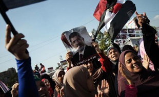Les partisans du président islamiste destitué Mohamed Morsi ont appelé dimanche à de nouvelles manifestations en Egypte alors qu'expire un ultimatum de fait et que les autorités s'apprêtent à disperser de force leurs sit-in sur deux places du Caire