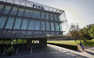 Un journaliste devant le siège de la Fifa, le 3 juin 2015 à Zurich