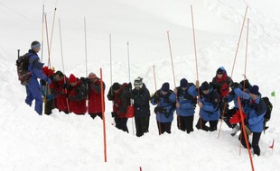 Des sauveteurs sondent la neige à la recherche d'éventuelles "victimes" le 04 janvier 2006 à la station pyrénéenne du Mourtis, lors d'un exercice de sauvetage