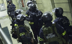 Une équipe du GIGN a appuyé les gendarmes de la section de recherches de Franche-Comté pour arrêter un gang de kidnappeurs, lundi. La veille, en civil, les gendarmes du groupe d'intervention avaient enrayé un braquage dans le McDonald's où ils dînaient. (Illustration)