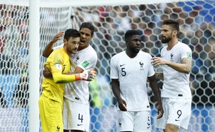 Raphaël Varane félicite Hugo Lloris après son arrêt sur une tête de Caceres, lors de France-Uruguay en quart de finale de la Coupe du monde, le 6 juillet 2018.