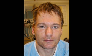 L'homme retrouvé à Oslo fin 2013 comprend cinq langues mais ne se souvient pas de son nom. Sa photo a été distribuée par la police norvégienne, le 8 avril 2014