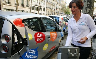 Une station Autolib' à Paris, boulevard Victor Hugo