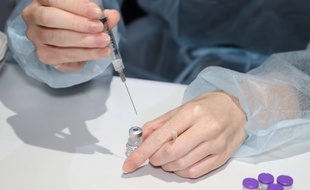 Alors que la troisième dose de vaccin anti Covid-19 est à présent autorisée, plusieurs personnes doutent toujours de la légalité de sa commercialisation. (Illustration)