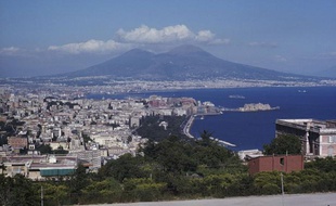 Vue générale de Naples, sa baie et le Vésuve, en Italie.