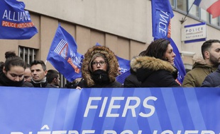 Des membres du syndicat de police Alliance manifestent devant le commissariat de Champigny le 2 janvie 2018.