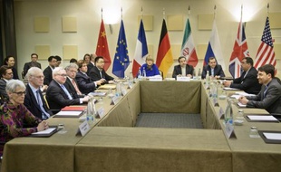 Table des négociations à l'hôtel Beau Rivage à Lausanne le 26 mars 2015, où sont réunis les équipes iraniennes et américaines pour parvenir à un accord sur le nucléaire iranien