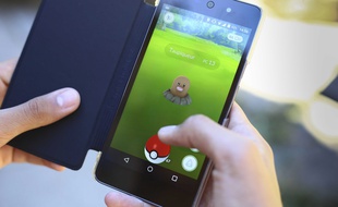 Un dresseur de pokémon en action.
