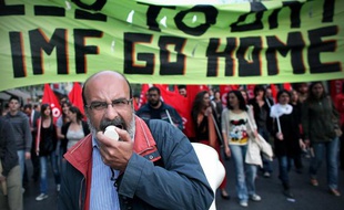 Des manifestants protestent contre la situation économique catastrophique en Grèce, à Athènes, le 23 avril 2010.