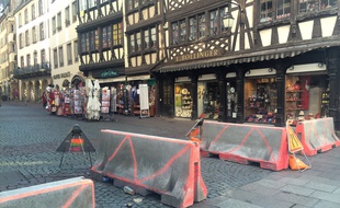 Les plots en béton mis en place dans l'urgence rue Mercière à Strasbourg. Le 08 avril 2017.