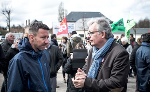 Olivier Besancenot et Pierre Laurent manifestent en soutien aux cheminots grévistes le 5 avril 2018 à Woincourt.