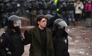 Un homme arrêté lors d'une manifestation de soutien à Alexei Navalny, le 23 janvier 2021 à Moscou.