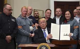 Donald Trump a signé un décret imposant des taxes sur les importations d'acier et d'aluminium le 8 mars 2018.