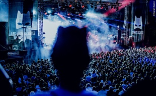 Au festival des Nuits Secrètes, à Aulnoye-Aymeries, de nombreux spectateurs arrivent masqués