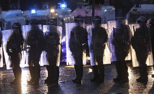 Des policiers anti-émeutes déployés à Belfast le 8 avril 2021.