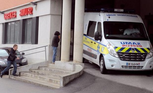 Illustration - Une ambulance des urgences à l'hôpital de Montauban (Tarn-et-Garonne).