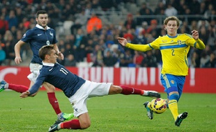 Antoine Griezmann a délivré une passe décisive sur corner à Raphaël Varane, lors du match France-Suède (1-0), le 18 novembre 2014.