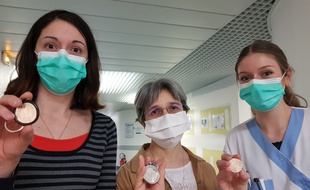 Linda Gombeaud (ASH), Marie-Edith Lafon (virologue) et Elisabeth Chazal (infimière) ont reçu, vendredi 15 mai 2020, la médaille « Merci » de la Monnaie de Paris.