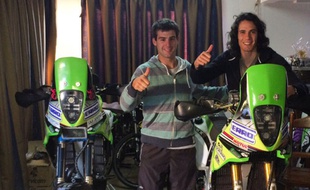 Edinson Cavani pose avec son ami motard German Fernandez.