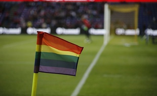Des drapeaux LGBT accompagneront les poteaux de corner sur les pelouses anglaises
