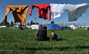 Une famille de réfugiés attend de traverser la frontière greco-macédonienne à Idomeni, le 25 février 2016