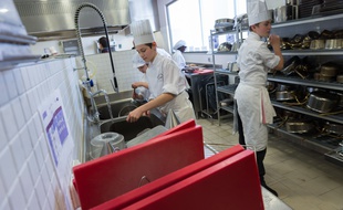 Des apprentis d'une formation cuisinier à Serris.