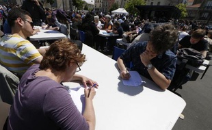 Des participants prennent part à la grande "dictée des cités" à Saint-Denis, le 30 mai 2015