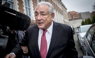 L'ex-patron du FMI Dominique Strauss-Kahn quitte son hôtel lillois pour se rendre au tribunal le 12 février 2015