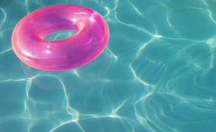 Une piscine privative. Illustration.
