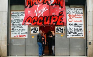 Le tribunal de commerce de Paris a validé lundi de nouvelles offres de reprise des librairies Chapitre (groupe Actissia), portant le nombre total d'établissements repris à 34, mais 23 vont fermer leurs portes dès lundi soir, a-t-on appris auprès de la direction du groupe.