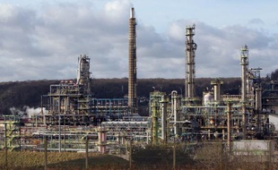 Le groupe suisse Klesch, spécialisé dans la reprise d'entreprises, a manifesté des signes d'intérêt pour la raffinerie Petroplus de Petit-Couronne, près de Rouen, ont annoncé vendredi le gouvernement français et l'intersyndicale, réservée face à cette hypothèse.